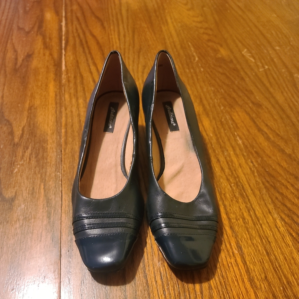 Auditions women size 7 Navy/Blue classy pump